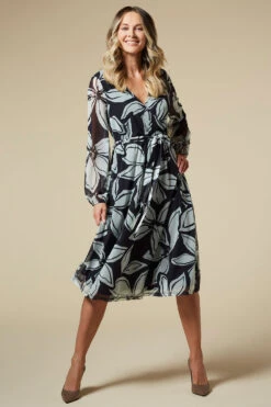 Large Floral Print Mesh Wrap Belt Dress -Mod Vanta Sales Store 22 08 12 BonMarche Day2 SHOT009 0564