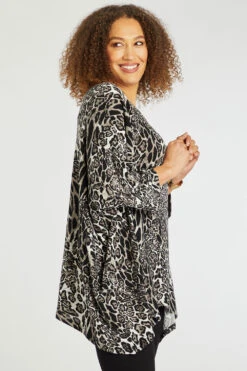 Stella Morgan - Long Sleeve Hanky Hem Animal Print Blouse -Mod Vanta Sales Store 900444433 alt4