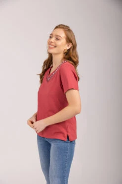 Mudflower - Embellished V-Neck T-Shirt -Mod Vanta Sales Store Mudflower20Day201 2148