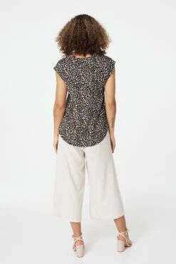 Izabel London – Printed Curve Hem Top -Mod Vanta Sales Store T165074250 ALT3