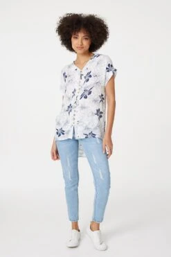 Izabel London – Floral Button Front Detail Blouse